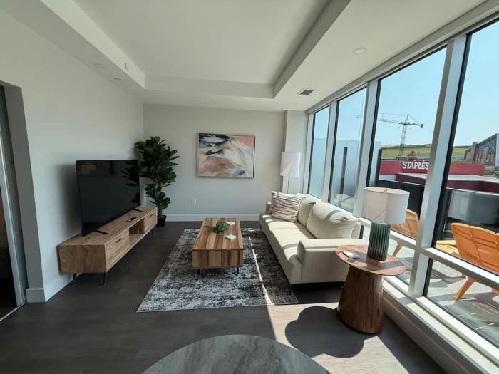 Downtown Bright & Vibrant 1 BR with huge patio