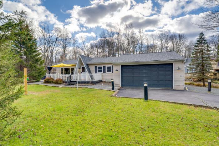 Game Room, Hot Tub & Fire Pit: Pocono Lake Escape!