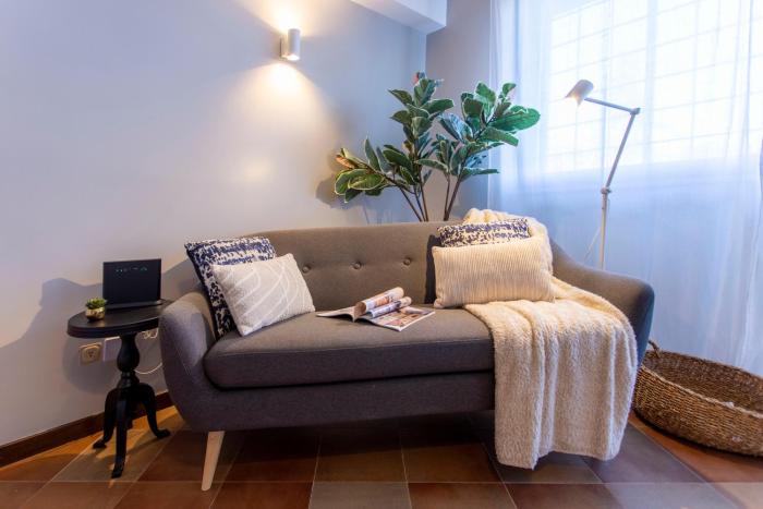 Emilia Modern Apartment with Free Parking