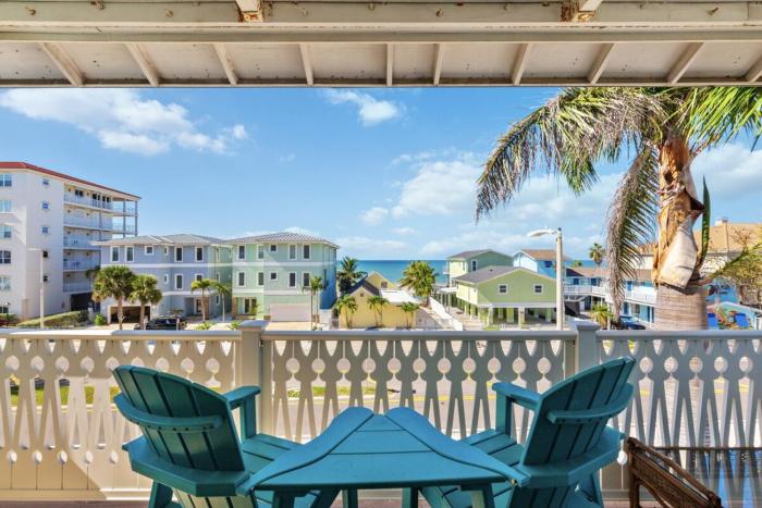 Spacious 4BR-3BA Townhouse Steps from the Beach