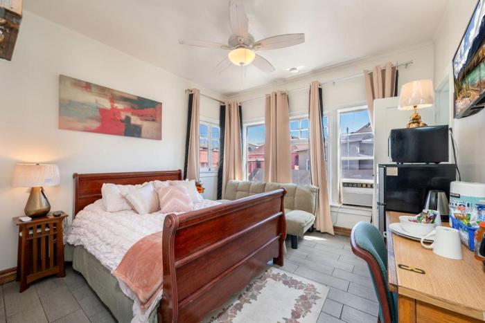 Sleek Studio Near Downtown LA • AC • WiFi • Snacks