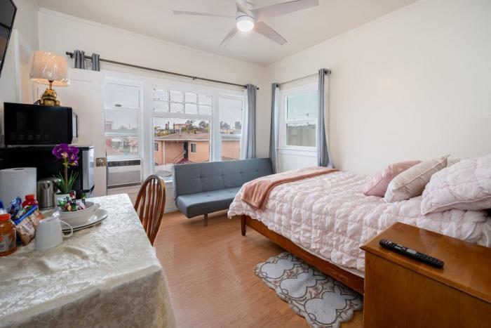 Comfy Studio Near Downtown LA with AC WiFi and Snacks