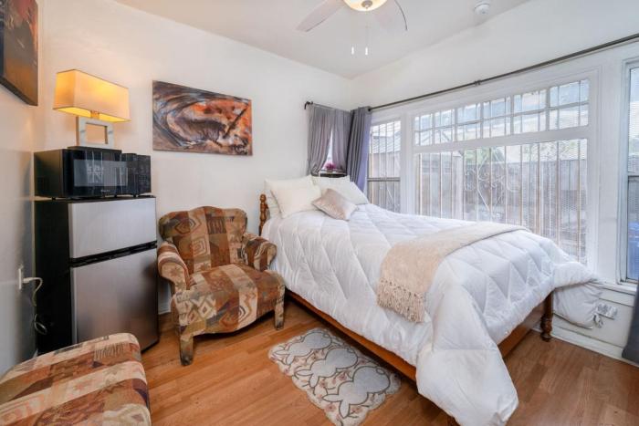 Cozy Studio Near Downtown LA with AC WiFi and Snacks