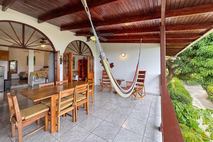 Villas el Parque 18A 1BR Central Apartment w Huge Patio