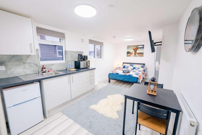Free Hot Tub - Beautiful Studio with Fast WiFi