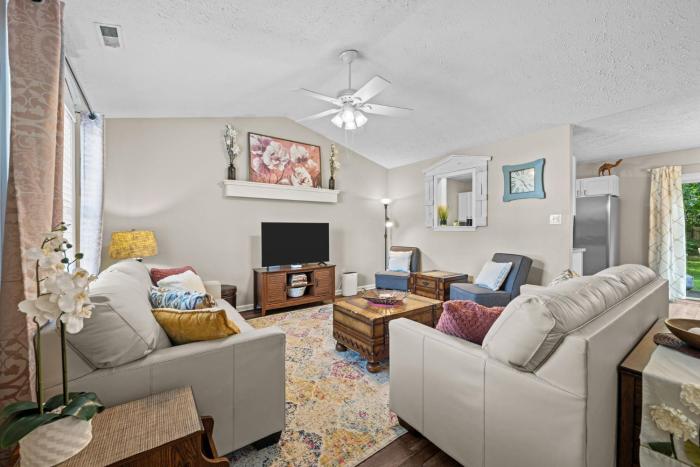 3 Bedroom Home with King Bed, Fenced Yard & Pool Table