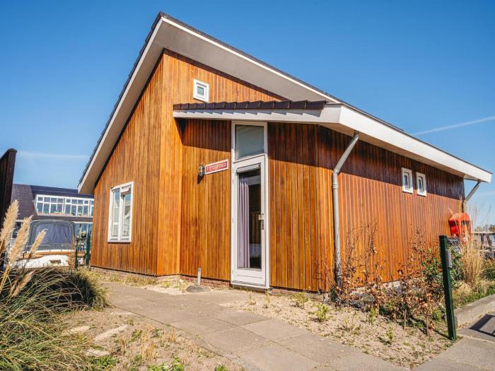 House by Uitgeestermeer with Garden