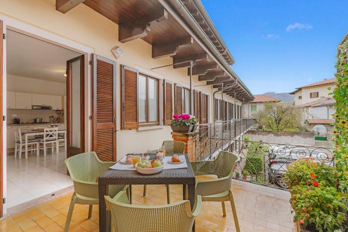 Petalo Bianco 100m from lake - Happy Rentals