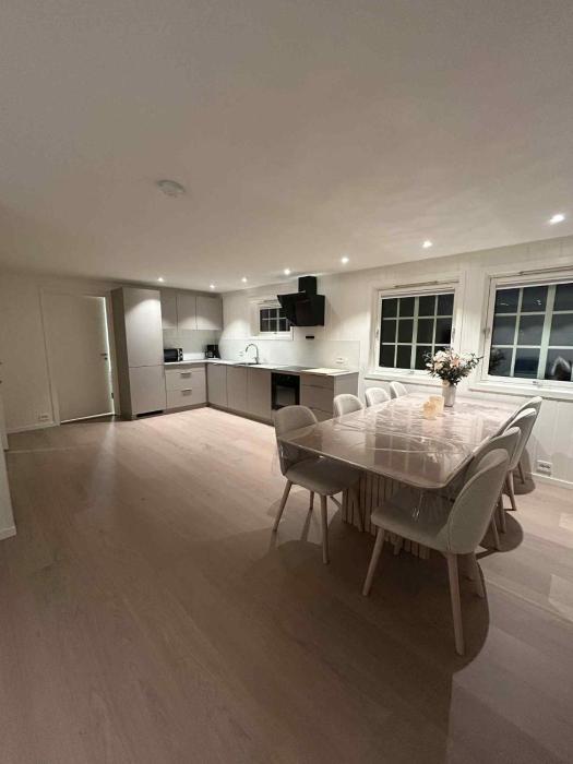 2 hytter i sjøkanten med 20 sengeplasser