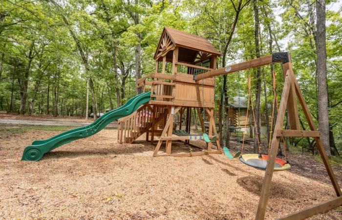 Table Rock Lake Cabin - The Cedars #1 with Lake Access Hot Tub Outdoor Pool
