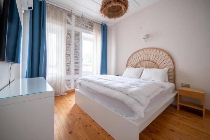 MINIQ HOMES 101 - Near Sea Foça Center 2BR Historic Stone House
