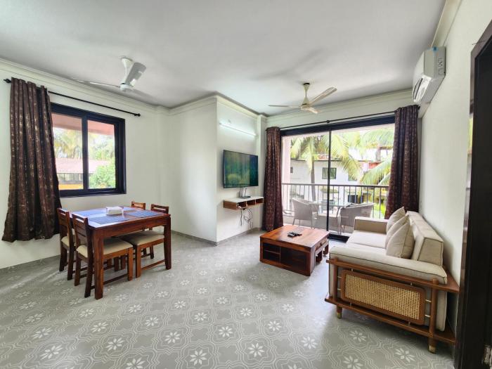 1BHK Tropical Escape - Pool, Gym Access - Near Candolim Beach
