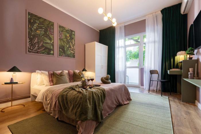 University Square 1BR - Balcony & Church Views