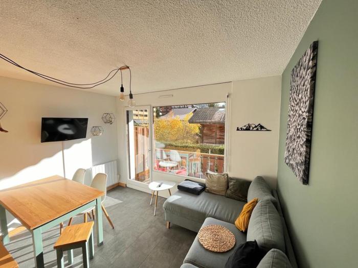 Appartement rénové 2 pièces, centre station, garage, animaux admis - FR-1-836-24