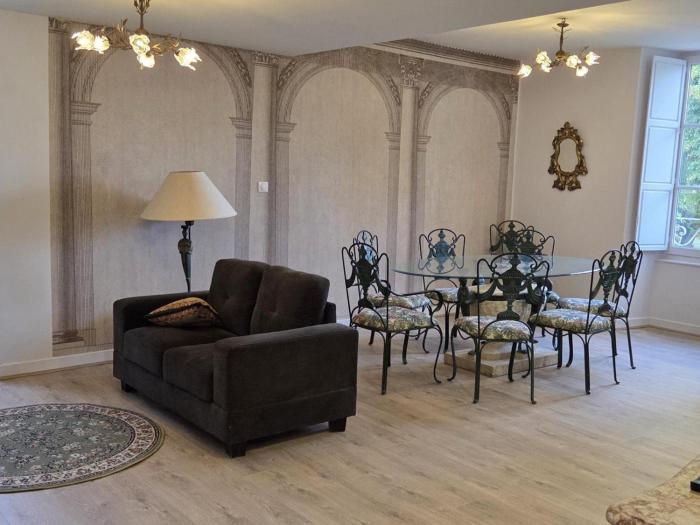 Gîte paisible dans château avec jardin, climatisation - FR-1-489-604