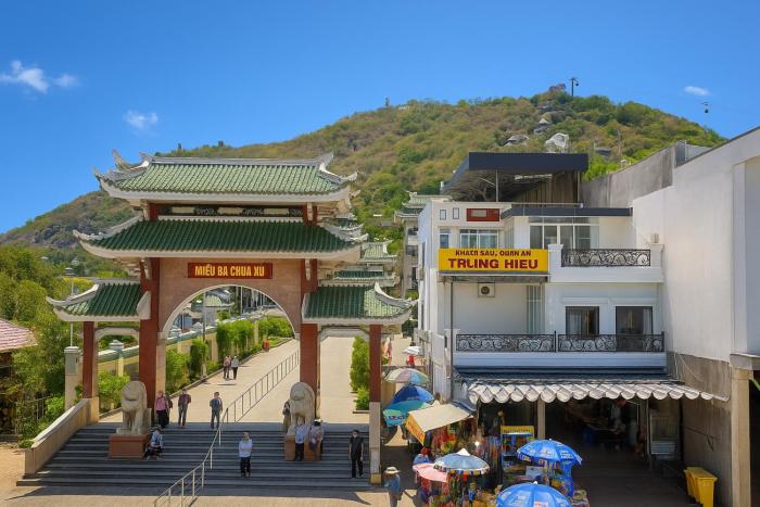 Trung Hiếu Hotel - bên cạnh Miếu Bà Chúa Xứ