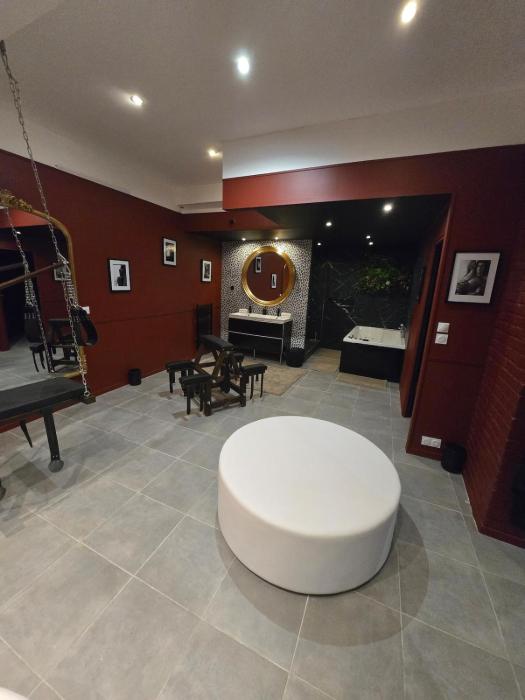 Love room - Jacuzzi - Salle de jeux complète