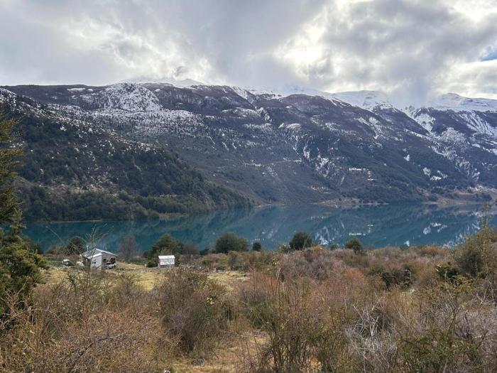 Cabaña lago tranquilo, camino valle exploradores