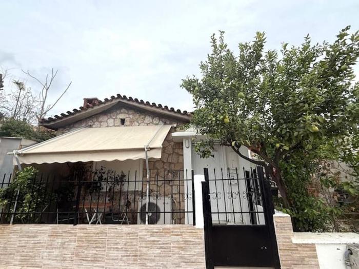 Acropolis Traditional Stoney Retreat