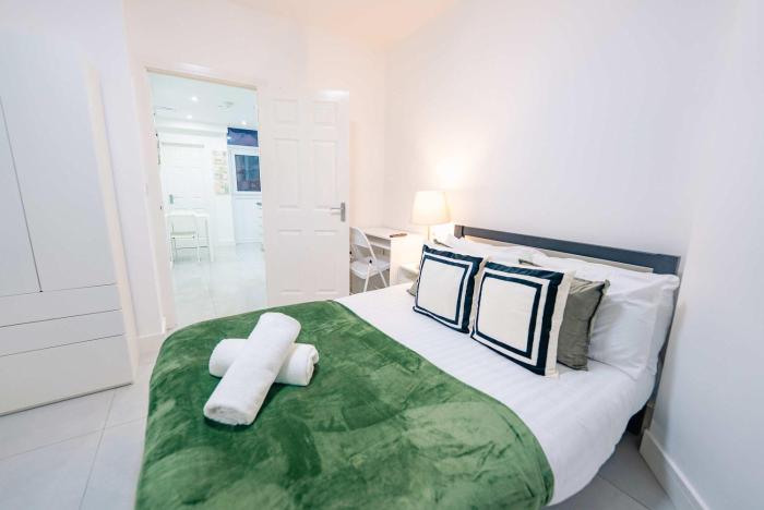 Ground Floor 1 Bedroom Apartment with Private Patio Garden & Fast WiFi