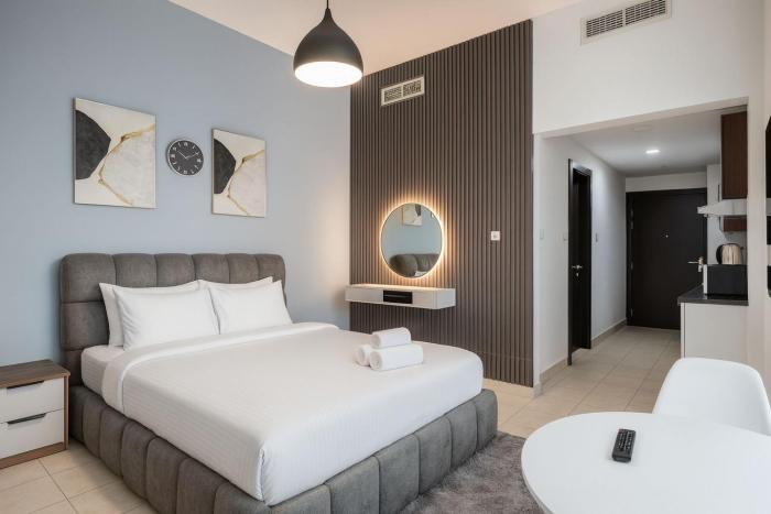 High-Floor Studio with Stunning Lake View in Dubai Marina