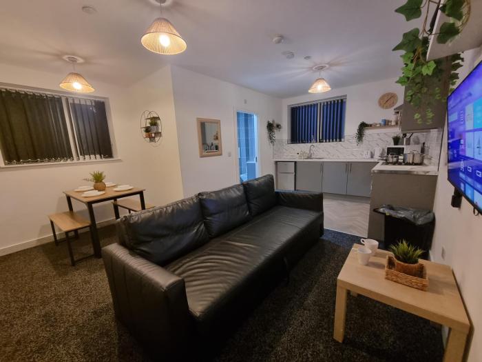 ApartHotel 5 - Fast WiFi, Hotel Linen, Keyless Entry, City only 10 Mins - BY PROPERTY PROMISE