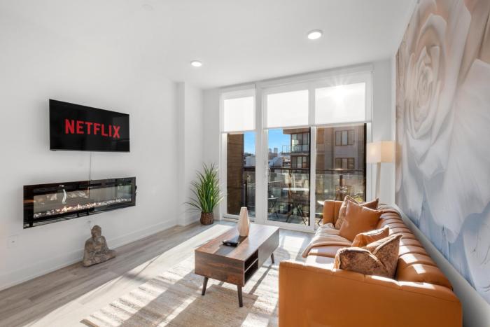 Premium 1BR - Workstation Pool Balcony