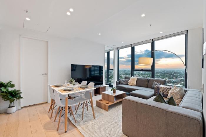 Skyline City Views with 75 Inch TV & Pool Gym Sauna