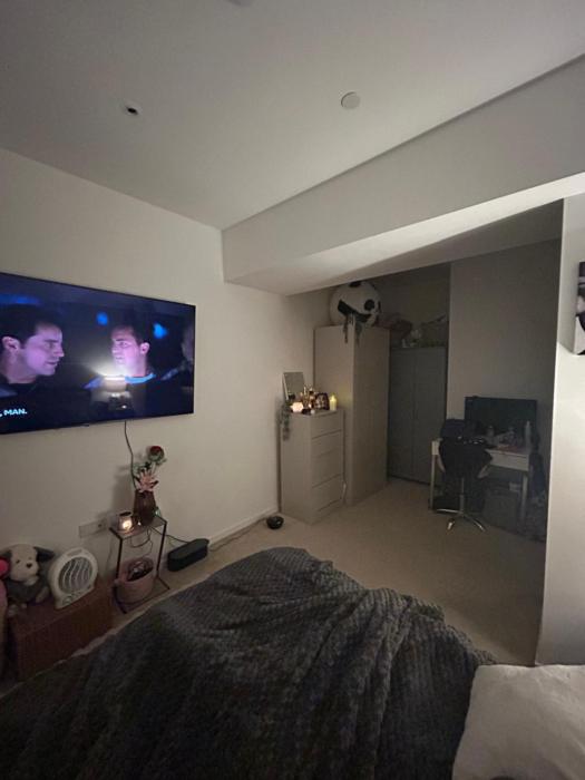 Spacious ensuite room in front of station