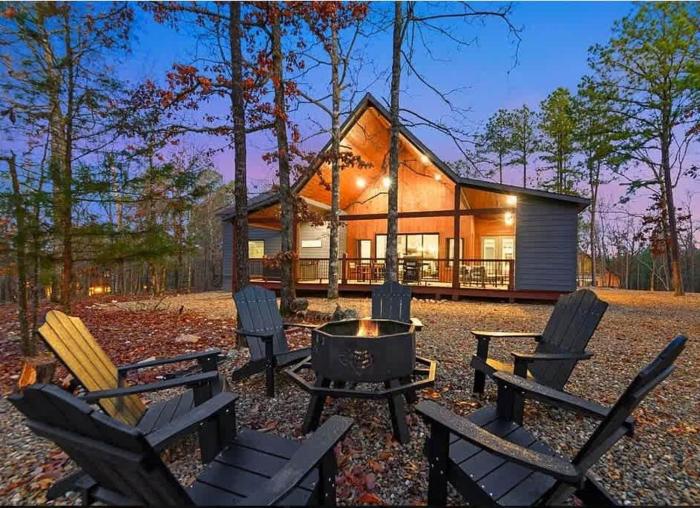 4BR Cabin - Hot Tub - Fire Pit - BBQ - Patio - Pets