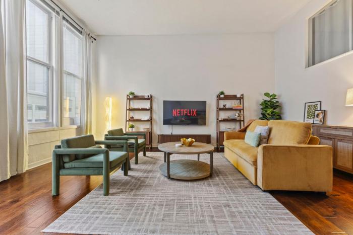 2BR Downtown Gem with Arcade games! - Sleeps 7 - Near Convention Center - Stadium