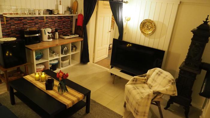 Riverside Bliss - Cozy 1-Bedroom Apartment with Parking & WiFi near Tvedestrand