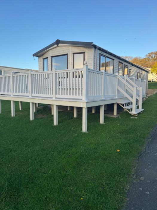Whitecliff bay Bembridge, 3 x bedrooms, Cosy Caulkers Rest 10, Main side of the resort by the beach, pools & entertainment