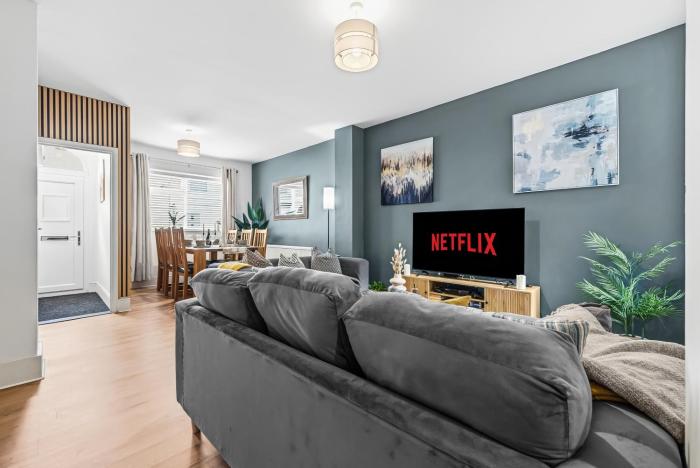 3-Bedroom Cosy, Spacious, Stunning House, Southsea, Pet-Friendly, Sleeps 6, Parking Available - LONG TERM STAY WINTER SPECIAL OFFER AVAILABLE! by Blue Puffin Stays