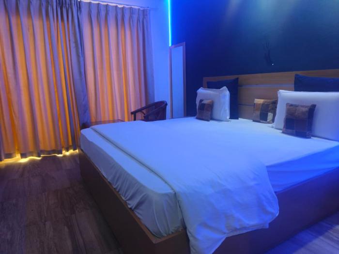 Hotel DivisionByZero