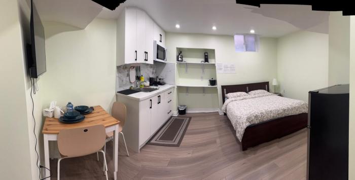 B3 Luxury home in Mississauga nearby shipping center square one