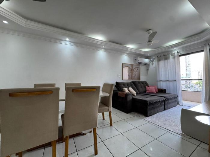 Apê com suíte, varanda e vaga, só 400m da praia!