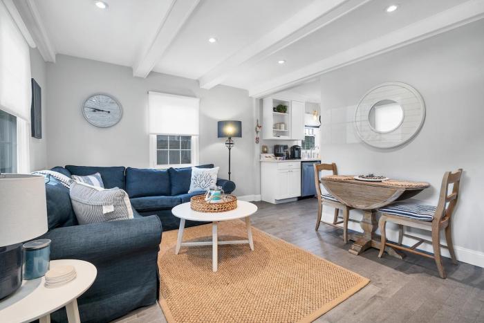 Adorable Beach Cottage - Private Beach Association