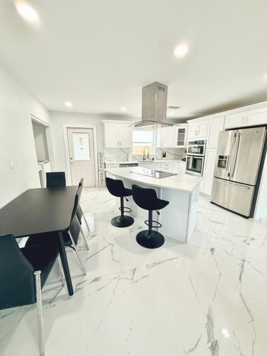 Luxurious 3 bedrooms 2 bath Ultimate Beach Life! 5 min walk to beach!