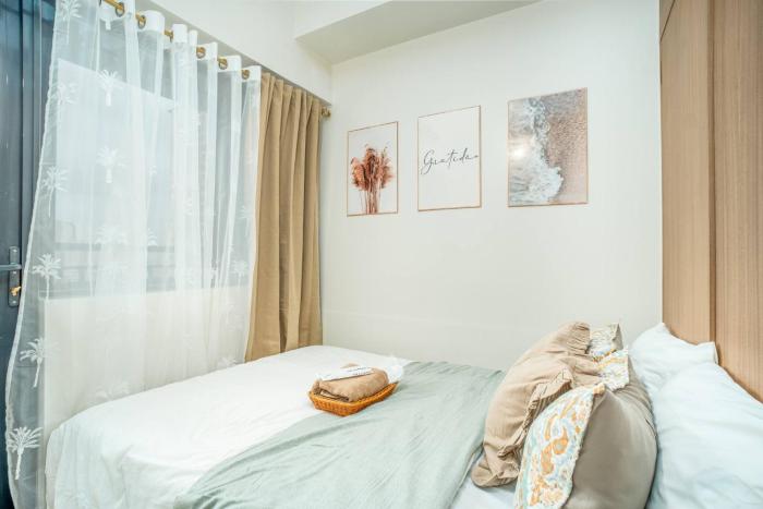 Boho Makati Condo w Wi-Fi + Workspace | Red