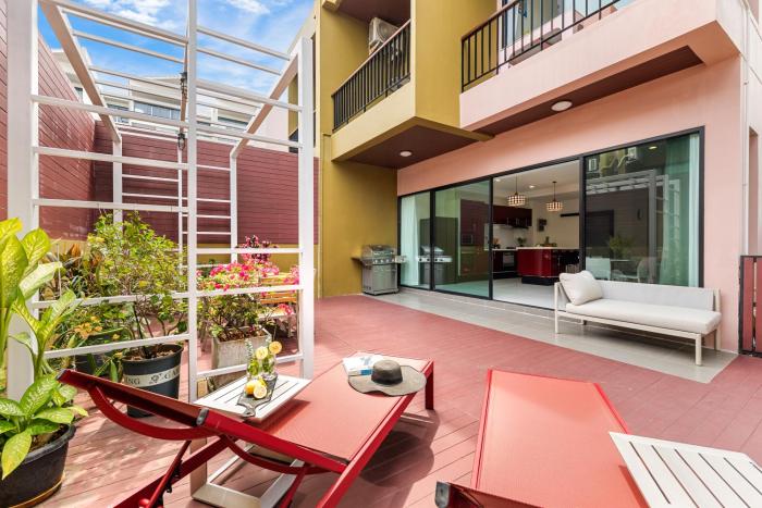 Family Friendly Garden Home Walk to The Beach