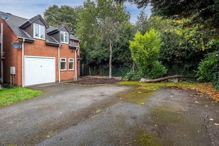 4 bedroom detached house 4 bathrooms