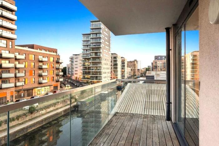 Cosy 2-Bedroom Flat with Balcony Canary Wharf