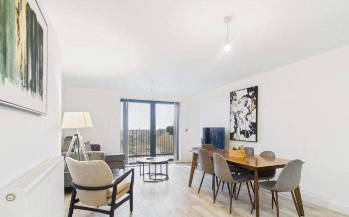Modern 2-Bed 2-Bath Apartment in Central Ashford
