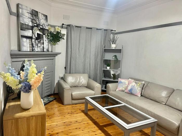 Spacious 4 Bedroom Family Home Near Airport and City