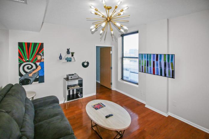 Exquisite Top Floor Condo in Downtown Indianapolis with King Bed