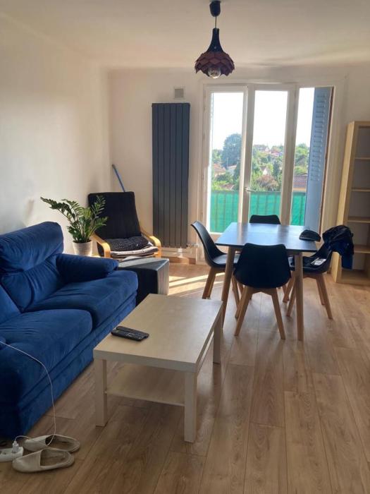 Quiet 2BR with Balcony near to Hospital Lyon Sud