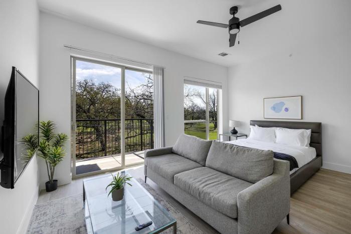 Landing Amazing 3BD Courtyard Pool