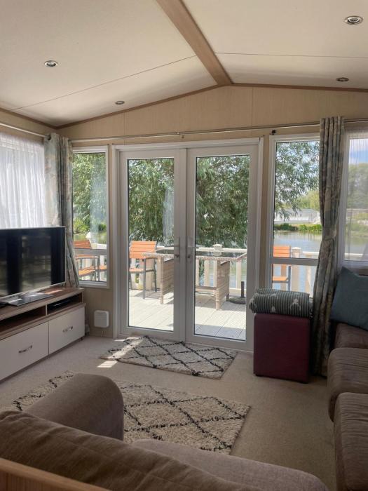 Lake Front 3 Bed Caravan in South Cerney