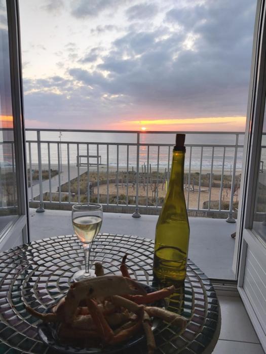 Les flots bleus face à la mer